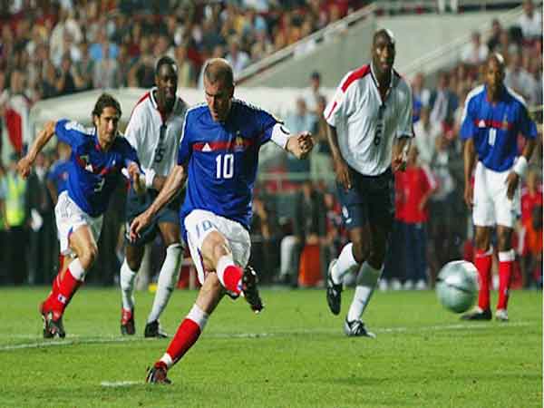Pháp từng đánh bại Anh ở vòng bảng EURO 2004 với tỷ số 2 - 1, đây cũng là trận đấu đáng chú ý nhất trong lịch sử hai đội gặp nhau